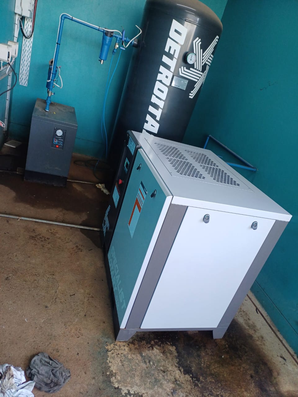 A complete Detroit Air system, an example of turnkey compressor solutions in KZN, featuring a compressor, air receiver, and dryer.